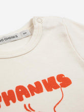 Load image into Gallery viewer, Close-up of a baby outfit with &#39;THANKS&#39; printed in red on a white background, featuring the brand &#39;No Choses&#39;.