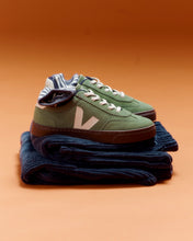 Load image into Gallery viewer, Veja  / Volley / Kiwi Pierre Bark