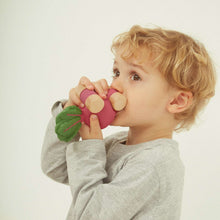 Load image into Gallery viewer, Oli &amp; Carol / Bijt-en badspeelgoed / Betty The Beetroot Car
