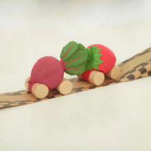 Load image into Gallery viewer, Oli &amp; Carol / Bijt-en badspeelgoed / Betty The Beetroot Car