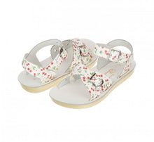 Load image into Gallery viewer, Salt Water Sandals / Sandalen / Sweetheart / Cherry