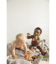 Load image into Gallery viewer, Oli &amp; Carol / Bijt-en badspeelgoed / Ramona The Radish