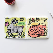 Load image into Gallery viewer, Wee Gallery / Magisch Bad Boekje / Who loves pets?