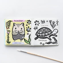 Load image into Gallery viewer, Wee Gallery / Magisch Bad Boekje / Who loves pets?