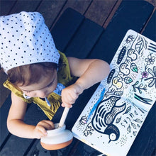 Load image into Gallery viewer, Wee Gallery / Magisch Bad Boekje / Color Me Pond